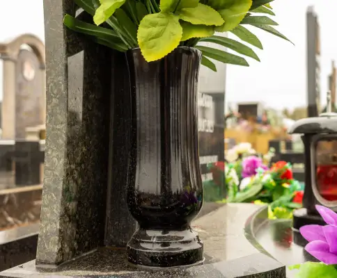 Полимерная ваза В007, смонтированная на гранитном комплексе