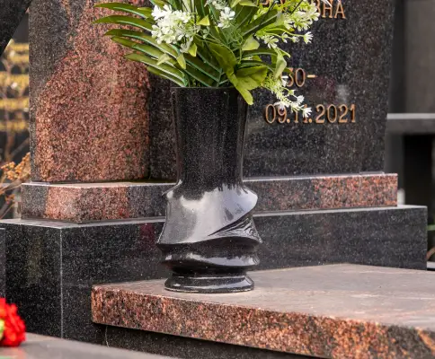 Установленная на гранитную плиту ваза В004 с букетом искусственных цветов