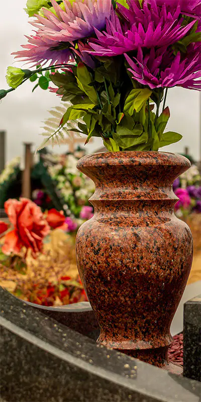 Ритуальные статуэтки и вазы на кладбище с доставкой