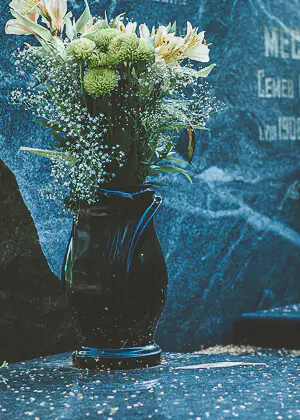 Ваза на памятник с композицией из искусственных хризантем