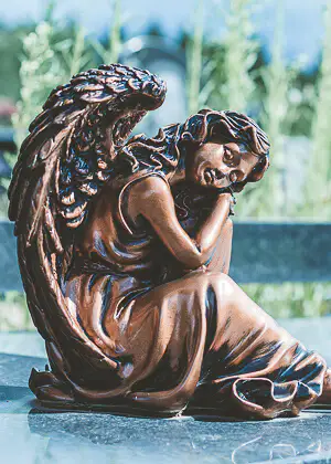 Скульптура в виде ангела на памятник